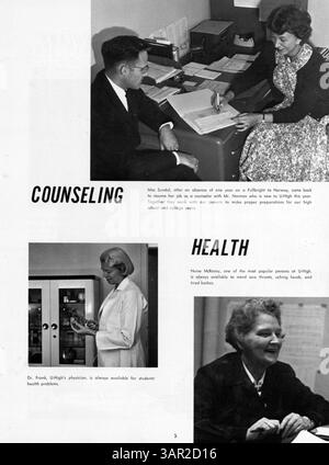 Questo annuario della University High School documenta gli studenti, gli insegnanti, i club, l'atletica leggera e gli eventi chiave dell'anno scolastico 1960-1961. La pubblicazione evidenzia anche la storia afroamericana durante questo periodo. Foto Stock