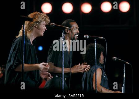 16 GIUGNO 2005 - A0303. CONCERTO LIVE AID AL VETERANS STADIUM PHILADELPHIA.07-15-1985. FRED DEVANN- 1985..HALL AND OATS..DARYL HALL. JOHN AVENA. LIVEAIDRETRO(immagine di credito: © Globe Photos/ZUMAPRESS.com) Foto Stock