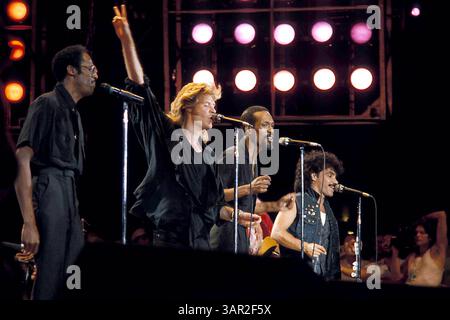 16 GIUGNO 2005 - A0303. CONCERTO LIVE AID AL VETERANS STADIUM PHILADELPHIA.07-15-1985. FRED DEVANN- 1985..HALL AND OATS..DARYL HALL. JOHN AVENA. LIVEAIDRETRO(immagine di credito: © Globe Photos/ZUMAPRESS.com) Foto Stock