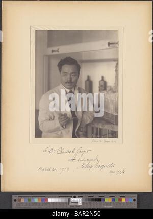 Una fotografia ritratto della collezione Doris Ulmann di Hideyo Noguchi, una figura rinomata nel campo della medicina, catturata in bianco e nero. Foto Stock