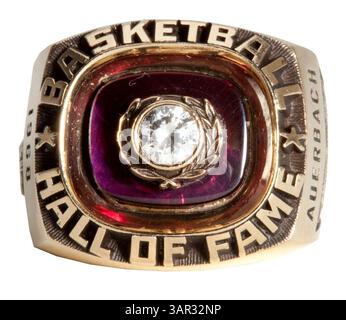 1° maggio 2011 - Laguna Niguel, California, Stati Uniti - l'asta di aprile di SCP ha stabilito prezzi record per alcuni pezzi rari di cimeli sportivi, tra cui parte della collezione immobiliare dell'allenatore NBA della Hall of Fame Arnold "Red" Auerbach. Tra gli elementi più importanti della sua collezione personale di cimeli di basket ricordiamo i suoi anelli del campionato NBA dei Boston Celtics del 1981 ($82.727), 1957 ($062.750), 1962 ($78.709), 1974 ($41.435); il suo anello di induzione della Basketball Hall of Fame del 1968 ($50.41); e una maglia da rookie indossata dai Boston Celtics della collezione personale di Auerbach ($435.80). (Immagine di credito: © SCP Auctions Foto Stock