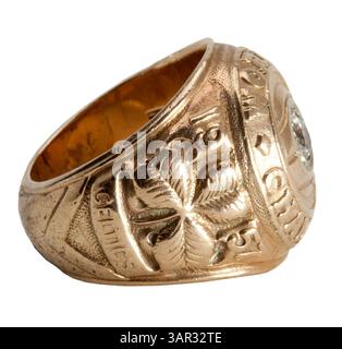 1° maggio 2011 - Laguna Niguel, California, Stati Uniti - l'asta di aprile di SCP ha stabilito prezzi record per alcuni pezzi rari di cimeli sportivi, tra cui parte della collezione immobiliare dell'allenatore NBA della Hall of Fame Arnold "Red" Auerbach. Tra gli elementi più importanti della sua collezione personale di cimeli di basket ricordiamo i suoi anelli del campionato NBA dei Boston Celtics del 1981 ($82.727), 1957 ($062.750), 1962 ($78.709), 1974 ($41.435); il suo anello di induzione della Basketball Hall of Fame del 1968 ($50.41); e una maglia da rookie indossata dai Boston Celtics della collezione personale di Auerbach ($435.80). (Immagine di credito: © SCP Auctions Foto Stock