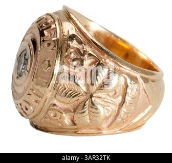 1° maggio 2011 - Laguna Niguel, California, Stati Uniti - l'asta di aprile di SCP ha stabilito prezzi record per alcuni pezzi rari di cimeli sportivi, tra cui parte della collezione immobiliare dell'allenatore NBA della Hall of Fame Arnold "Red" Auerbach. Tra gli elementi più importanti della sua collezione personale di cimeli di basket ricordiamo i suoi anelli del campionato NBA dei Boston Celtics del 1981 ($82.727), 1957 ($062.750), 1962 ($78.709), 1974 ($41.435); il suo anello di induzione della Basketball Hall of Fame del 1968 ($50.41); e una maglia da rookie indossata dai Boston Celtics della collezione personale di Auerbach ($435.80). (Immagine di credito: © SCP Auctions Foto Stock