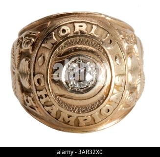 1° maggio 2011 - Laguna Niguel, California, Stati Uniti - l'asta di aprile di SCP ha stabilito prezzi record per alcuni pezzi rari di cimeli sportivi, tra cui parte della collezione immobiliare dell'allenatore NBA della Hall of Fame Arnold "Red" Auerbach. Tra gli elementi più importanti della sua collezione personale di cimeli di basket ricordiamo i suoi anelli del campionato NBA dei Boston Celtics del 1981 ($82.727), 1957 ($062.750), 1962 ($78.709), 1974 ($41.435); il suo anello di induzione della Basketball Hall of Fame del 1968 ($50.41); e una maglia da rookie indossata dai Boston Celtics della collezione personale di Auerbach ($435.80). (Immagine di credito: © SCP Auctions Foto Stock