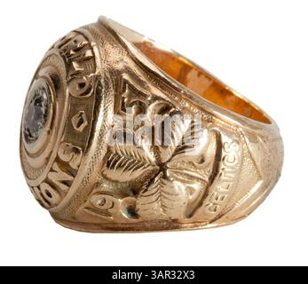 1° maggio 2011 - Laguna Niguel, California, Stati Uniti - l'asta di aprile di SCP ha stabilito prezzi record per alcuni pezzi rari di cimeli sportivi, tra cui parte della collezione immobiliare dell'allenatore NBA della Hall of Fame Arnold "Red" Auerbach. Tra gli elementi più importanti della sua collezione personale di cimeli di basket ricordiamo i suoi anelli del campionato NBA dei Boston Celtics del 1981 ($82.727), 1957 ($062.750), 1962 ($78.709), 1974 ($41.435); il suo anello di induzione della Basketball Hall of Fame del 1968 ($50.41); e una maglia da rookie indossata dai Boston Celtics della collezione personale di Auerbach ($435.80). (Immagine di credito: © SCP Auctions Foto Stock