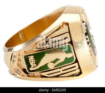 1° maggio 2011 - Laguna Niguel, California, Stati Uniti - l'asta di aprile di SCP ha stabilito prezzi record per alcuni pezzi rari di cimeli sportivi, tra cui parte della collezione immobiliare dell'allenatore NBA della Hall of Fame Arnold "Red" Auerbach. Tra gli elementi più importanti della sua collezione personale di cimeli di basket ricordiamo i suoi anelli del campionato NBA dei Boston Celtics del 1981 ($82.727), 1957 ($062.750), 1962 ($78.709), 1974 ($41.435); il suo anello di induzione della Basketball Hall of Fame del 1968 ($50.41); e una maglia da rookie indossata dai Boston Celtics della collezione personale di Auerbach ($435.80). (Immagine di credito: © SCP Auctions Foto Stock