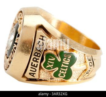 1° maggio 2011 - Laguna Niguel, California, Stati Uniti - l'asta di aprile di SCP ha stabilito prezzi record per alcuni pezzi rari di cimeli sportivi, tra cui parte della collezione immobiliare dell'allenatore NBA della Hall of Fame Arnold "Red" Auerbach. Tra gli elementi più importanti della sua collezione personale di cimeli di basket ricordiamo i suoi anelli del campionato NBA dei Boston Celtics del 1981 ($82.727), 1957 ($062.750), 1962 ($78.709), 1974 ($41.435); il suo anello di induzione della Basketball Hall of Fame del 1968 ($50.41); e una maglia da rookie indossata dai Boston Celtics della collezione personale di Auerbach ($435.80). (Immagine di credito: © SCP Auctions Foto Stock