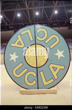 1° maggio 2011 - Laguna Niguel, California, Stati Uniti - l'asta di aprile di SCP ha stabilito prezzi record per alcuni pezzi rari di cimeli sportivi, tra cui l'originale cerchio di salto del campo centrale dal Pauley Pavilion dell'UCLA, che ha venduto per $ 325.085, un prezzo record per qualsiasi cimeli del basket universitario. (Immagine di credito: © SCP Auctions/ZUMAPRESS.com) Foto Stock