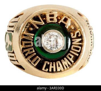 1° maggio 2011 - Laguna Niguel, California, Stati Uniti - l'asta di aprile di SCP ha stabilito prezzi record per alcuni pezzi rari di cimeli sportivi, tra cui parte della collezione immobiliare dell'allenatore NBA della Hall of Fame Arnold "Red" Auerbach. Tra gli elementi più importanti della sua collezione personale di cimeli di basket ricordiamo i suoi anelli del campionato NBA dei Boston Celtics del 1981 ($82.727), 1957 ($062.750), 1962 ($78.709), 1974 ($41.435); il suo anello di induzione della Basketball Hall of Fame del 1968 ($50.41); e una maglia da rookie indossata dai Boston Celtics della collezione personale di Auerbach ($435.80). (Immagine di credito: © SCP Auctions Foto Stock