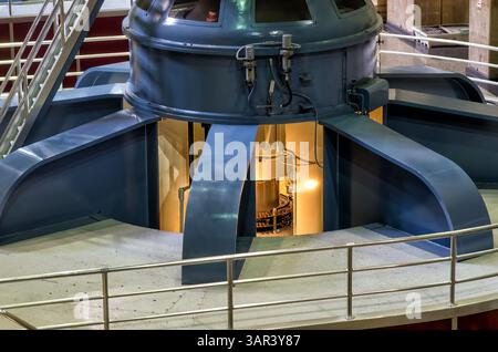 Primo piano di un generatore di turbine idroelettriche all'interno della centrale elettrica della diga di Hoover, che mostra le pale curve e l'accesso per la manutenzione interna. Foto Stock
