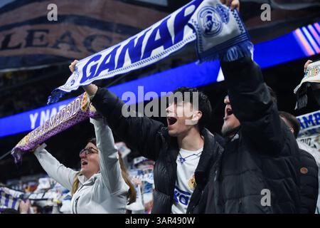 Madrid, Spagna. 16 aprile 2025. I tifosi del Real Madrid tifanno il tifo per la squadra durante la finale di UEFA Champions League 2a tappa tra Real Madrid e Arsenal a Madrid, Spagna, il 16 aprile 2025. Crediti: Gustavo Valiente/Xinhua/Alamy Live News Foto Stock