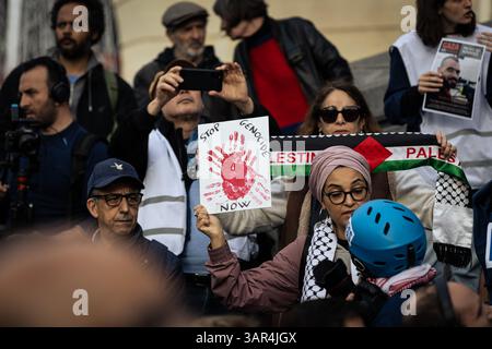 Parigi, Francia. 16 aprile 2025. Una donna ha un cartello con scritto "Stop Genocide Now” durante la manifestazione dei giornalisti. Centinaia di persone hanno manifestato davanti a Place de Bastille, a Parigi, in un appello dei sindacati dei giornalisti a rendere omaggio ai circa 200 giornalisti uccisi a Gaza dalle truppe israeliane dall'ottobre 2023. Credito: SOPA Images Limited/Alamy Live News Foto Stock