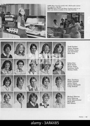 L'edizione 1982 dell'annuario "Pirate Treasures" del Park Center High presenta i punti salienti dell'anno scolastico 1981-1982, tra cui studenti, insegnanti, traguardi sportivi, club, e i grandi eventi scolastici. Foto Stock