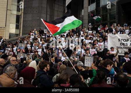 Parigi, Francia. 16 aprile 2025. Decine di giornalisti rendono omaggio ai loro colleghi professionisti che sono stati uccisi a Gaza durante la manifestazione. Centinaia di persone hanno manifestato davanti a Place de Bastille, a Parigi, in un appello dei sindacati dei giornalisti a rendere omaggio ai circa 200 giornalisti uccisi a Gaza dalle truppe israeliane dall'ottobre 2023. (Foto di Telmo Pinto/SOPA Images/Sipa USA) credito: SIPA USA/Alamy Live News Foto Stock