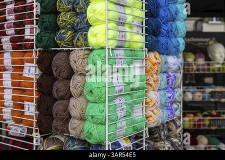 Palle di lana per scaffali di vendita Foto Stock