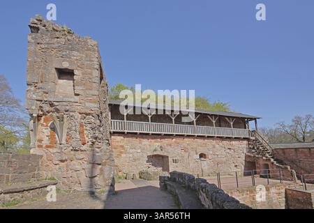 Cortile interno del castello di Nanstein costruito nel XII secolo con merlature, arenaria rossa, Landstuhl, Renania-Palatinato, Germania, Europ Foto Stock