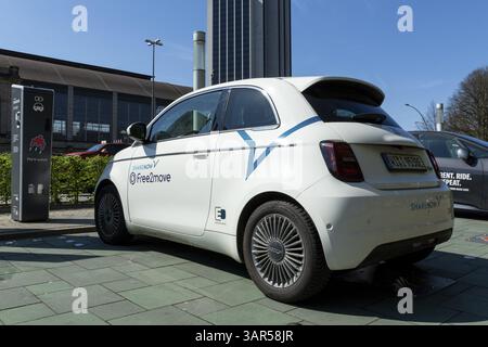 Trasporto locale, logo, auto condivisa da Sharenow FREE2MOVE presso una stazione di ricarica della stazione ferroviaria Dammtor di Amburgo, Germania, Europa Foto Stock