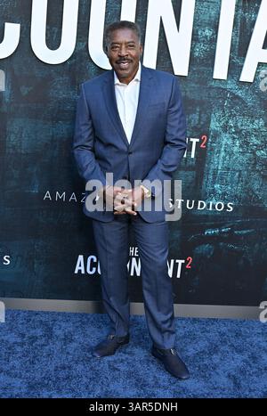 Hollywood, Stati Uniti. 16 aprile 2025. Ernie Hudson arriva alla prima di Los Angeles "The Accountant 2" tenutasi al TCL Chinese Theatre il 16 aprile 2025 a Hollywood, CA. © Lisa OConnor/AFF-USA.com credito: AFF/Alamy Live News Foto Stock