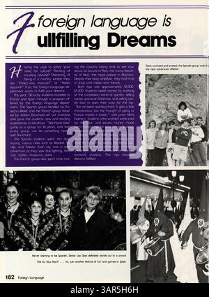 L'Hopkins High Yearbook del 1987, intitolato Regalia 1987: Out of the Blue, documenta gli studenti, gli insegnanti, i club, l'atletica leggera, e gli eventi dell'anno scolastico 1986-1987, che catturano i momenti chiave e la vita degli studenti. Foto Stock