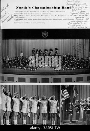 L'edizione 1943 dell'annuario della North High, Polaris, cattura i momenti chiave dell'anno scolastico 1942-1943. Documenta studenti, docenti, club, sport e vari eventi scolastici, offrendo un'istantanea della vita durante quel periodo, inclusa la storia afroamericana. Foto Stock
