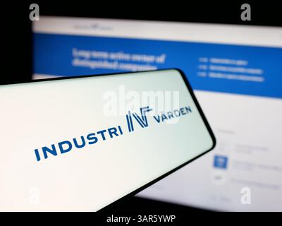 Germania. 13 marzo 2025. In questa immagine, uno smartphone con il logo della società di investimento svedese Industrivärden AB è visibile sullo schermo davanti al sito Web. (Foto di Timon Schneider/SOPA Images/Sipa USA) *** esclusivamente per notizie editoriali **** credito: SIPA USA/Alamy Live News Foto Stock