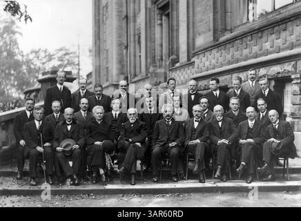 Conferenza Solvay del 1927 sulla meccanica quantistica. Institut International de Physique Solvay, Bruxelles, Belgio. Indietro di fronte, da sinistra a destra: Auguste Piccard, Émile Henriot, Paul Ehrenfest, Édouard Herzen, Théophile de Donder, Erwin Schrödinger, Jules-Émile Verschaffelt, Wolfgang Pauli, Werner Heisenberg, Ralph Howard Fowler, Léon Brillouin, Peter Debye, Martin Knudsen, William Lawrence Bragg, Hendrik Anthony Kramers, Paul Dirac, Arthur Compton, Louis de Broglie, Max Born, Niels Bohr, Irving Langmuir, Max Planck, Marie Curie, Hendrik Lorentz, Albert Einstein, Paul Langevin, Charles Eugène Guye, Cha Foto Stock