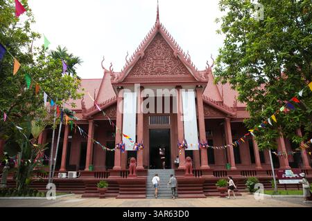 Phnom Penh, Cambogia. 16 aprile 2025. I visitatori visitano il Museo Nazionale della Cambogia a Phnom Penh, Cambogia, 16 aprile 2025. Phnom Penh, capitale del Regno di Cambogia, si trova accanto alla confluenza dei fiumi Mekong e Tonle SAP. La convivenza di architettura tradizionale e di edifici moderni conferisce alla città vita e vitalità. Crediti: Yao Qilin/Xinhua/Alamy Live News Foto Stock