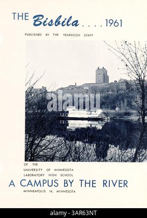 Questo annuario della University High School documenta gli studenti, gli insegnanti, i club, l'atletica leggera e gli eventi chiave dell'anno scolastico 1960-1961. La pubblicazione evidenzia anche la storia afroamericana durante questo periodo. Foto Stock
