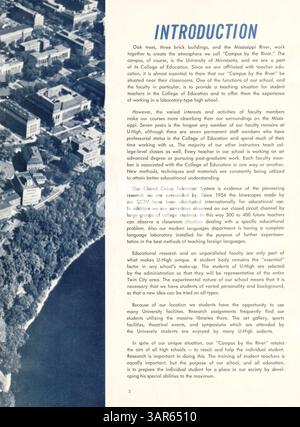 Questo annuario della University High School documenta gli studenti, gli insegnanti, i club, l'atletica leggera e gli eventi chiave dell'anno scolastico 1960-1961. La pubblicazione evidenzia anche la storia afroamericana durante questo periodo. Foto Stock