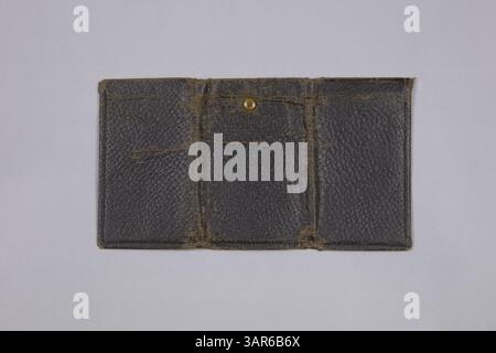 Questo portafoglio in tessuto nero, di proprietà di Charles A. Lindbergh, è stato confezionato in un bagagliaio a Lambert Field, Saint Louis, poco prima del suo volo transatlantico nel maggio 1927. Contiene una carta d'identità con il nome di Lindbergh e fu successivamente donata alla Missouri Historical Society. Foto Stock