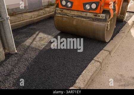 Posa di un nuovo strato di asfalto per un marciapiede Foto Stock