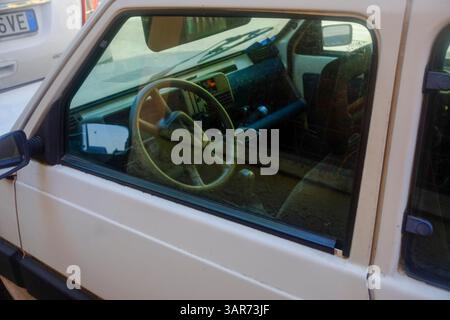 Cremona, Italia 15 aprile 2025 primo piano degli interni di una Fiat Panda 4x4 Sisley parcheggiata, mettendo in evidenza il volante beige, il cruscotto e altro Foto Stock