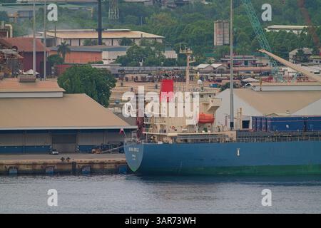 Guarda Pasir Gudang dall'altra parte del mare. Foto Stock
