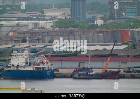 Guarda Pasir Gudang dall'altra parte del mare. Foto Stock