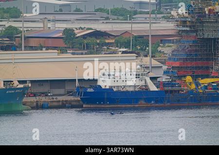 Guarda Pasir Gudang dall'altra parte del mare. Foto Stock