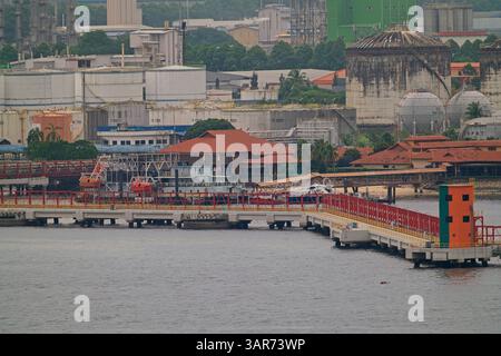 Guarda Pasir Gudang dall'altra parte del mare. Foto Stock