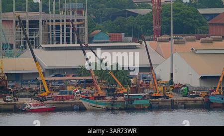 Guarda Pasir Gudang dall'altra parte del mare. Foto Stock