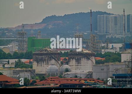 Guarda Pasir Gudang dall'altra parte del mare. Foto Stock