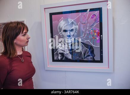 Wimbledon Village 17 aprile 2025 Warhol Collab Pink con Karen Bystedtoriginal art work drawing and collage. £ 2200,00 . James Mylne alla ad Lib Gallery, James è un artista contemporaneo britannico noto per i suoi disegni in penna a sfera. Le sue abilità tecniche con il mezzo artistico non ortodosso hanno guadagnato il riconoscimento Mylne in Europa e nel Regno Unito.18-27 aprile 25.Paul Quezada-Neiman/Alamy Live News Credit: Paul Quezada-Neiman/Alamy Live News Foto Stock