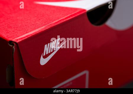 Antalya, Turchia - 15 aprile 2025: Scatola rossa Nike sneakers su sfondo nero Foto Stock