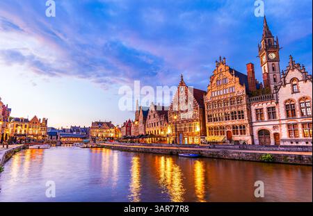 Gent, Belgio: Vista panoramica della città vecchia di Graslei e argine di Graslei sul fiume Leie al tramonto, destinazione di viaggio in Europa Foto Stock