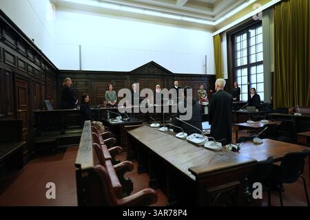 17 aprile 2025, Amburgo: L'imputato (M,l) si trova accanto al suo avvocato di fronte a Jessica Koerner, giudice presieduto al tribunale regionale di Amburgo, e altri funzionari del tribunale nell'aula del tribunale penale prima dell'inizio del processo per pugnalate mortali alla stazione della metropolitana di Billstedt. Il 19 agosto 2024, l'imputato e altri complici sono stati accusati di aver pugnalato un uomo cinque volte alla stazione della metropolitana di Billstedt. Si dice che l'accusato abbia commesso almeno un pugnalato. La vittima e' morta sulla scena. Foto: Marcus Brandt/Pool/dpa Foto Stock