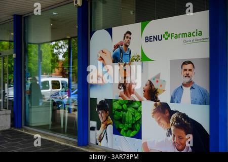 Lombardia, Italia 1 marzo 2025 vetrina farmacia moderna a Cremona. Italia. Mostra un grande poster di Benu Farmacia con persone diverse che si divertono Foto Stock