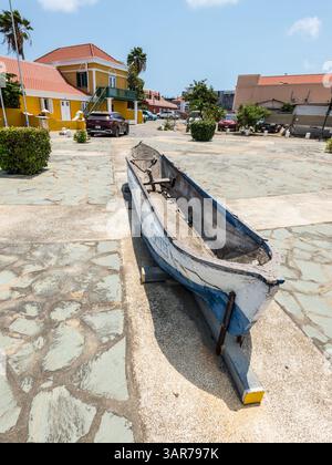 Oranjestad, Aruba - 11 aprile 2024: Canoa scavata di fronte al Museo Archeologico Nazionale di Aruba. Foto Stock