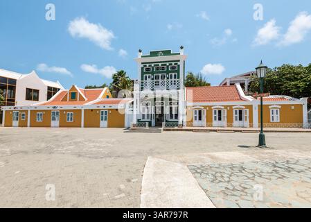 Oranjestad, Aruba - 11 aprile 2024: Vista diurna sulla strada di Oranjestad, che mette in evidenza il Museo Archeologico Nazionale di Aruba. Foto Stock