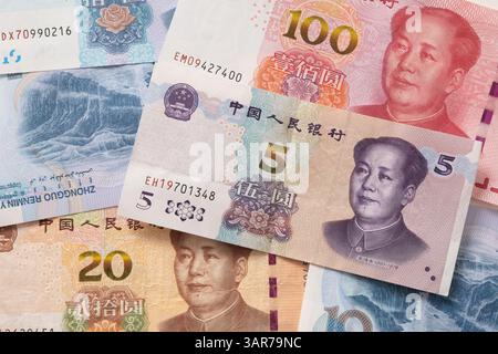 Molte di diverse banconote cinesi in yuan. Banconote cinesi in Yuan renminbi come sfondo. Foto Stock