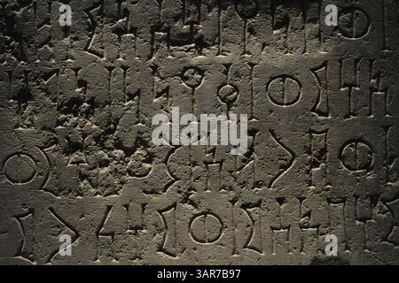 Frammento di ashlar di una grande stele con un'iscrizione in arabo meridionale che si riferisce a una divinità chiamata Sainan. I secolo a.C.-i secolo d.C. Pietra. Dallo Yemen. Dettagli. Museo Archeologico Nazionale. Madrid. Spagna. Foto Stock