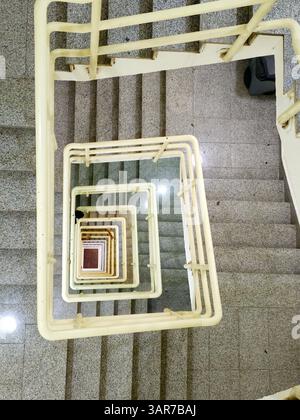 scala o scala, una stanza in un edificio in cui si trova una scala e viene utilizzata per collegare passerelle tra i piani in modo da potersi muovere in altezza, Foto Stock