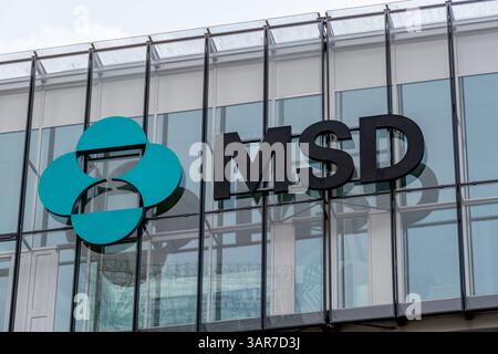 Firma e logo sull'edificio che ospita la sede centrale di Merck Sharp and Dohme (MSD) France, filiale francese del gruppo farmaceutico americano Foto Stock