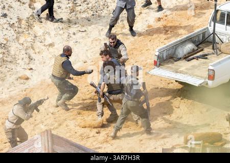 Arron Taylor e Theo James girano Fuze in a Quarry nel Kent Foto Stock